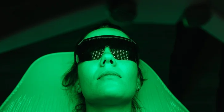 Diamantová dermabrázia či fotónová LED terapia
