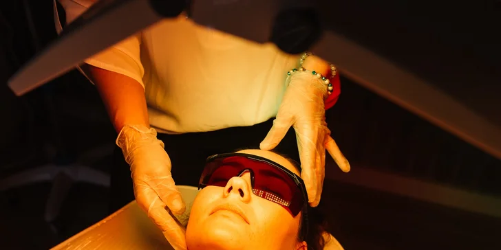 Diamantová dermabrázia či fotónová LED terapia