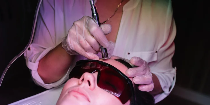 Diamantová dermabrázia či fotónová LED terapia