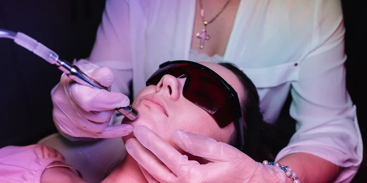 Diamantová dermabrázia či fotónová LED terapia
