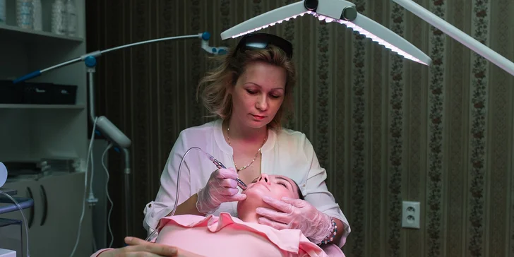 Diamantová dermabrázia či fotónová LED terapia
