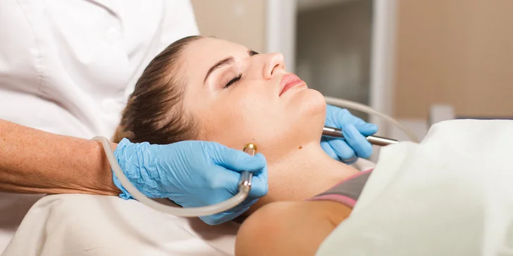 Diamantová dermabrázia či fotónová LED terapia