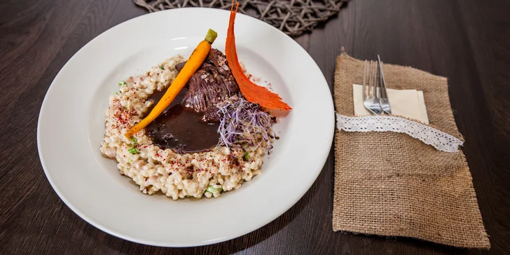 Hovädzí steak zo sviečkovice s redukciou zo sliviek