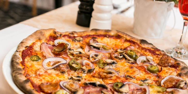 Pizza podľa vlastného výberu a hodina bowlingu