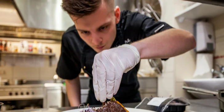Hovädzí steak zo sviečkovice s redukciou zo sliviek