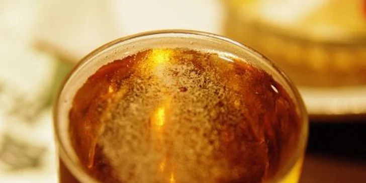 1,40 eur za vychladené pivečko Staropramen a k tomu panák hrušky Jelínek. Vyhoďte si z kopýtka a pozvite priateľov na pohárik so zľavou 50%!