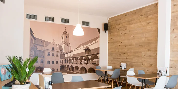 Káva alebo čaj s raw tortou či raňajky