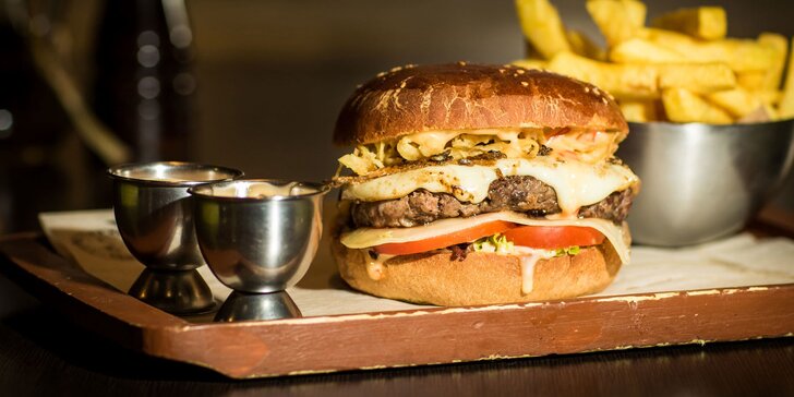 Colorado hamburger s dvojitou porciou údeného syra vo vlastnej žemli