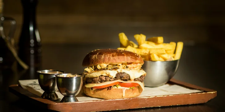 Colorado hamburger alebo Papas burger - každý s dvojitou porciou syra