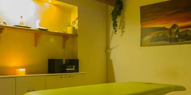 Prírodná peelingová masáž soľou z Mŕtveho mora v relaxačnom centre Kryštál