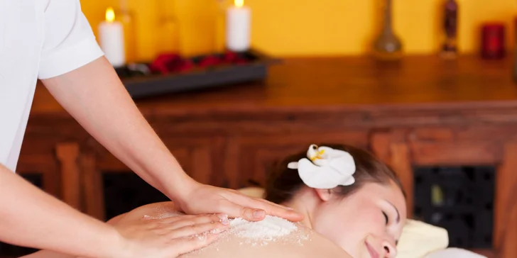 Prírodná peelingová masáž soľou z Mŕtveho mora v relaxačnom centre Kryštál