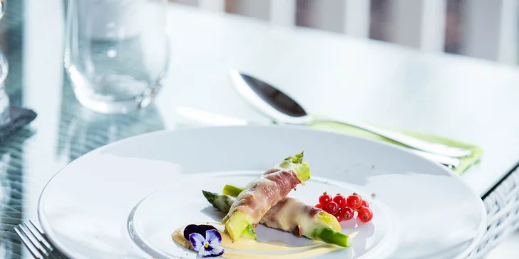 Romantická 3-chodová večera s wellness pre 2 osoby