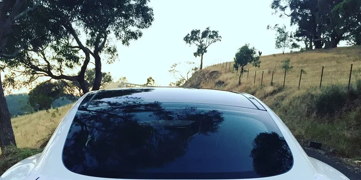 Jazda na automobile Tesla S P90D alebo Tesla X P90D v deň vašej svadby!