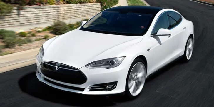 Jazda na automobile Tesla S P90D alebo Tesla X P90D v deň vašej svadby!