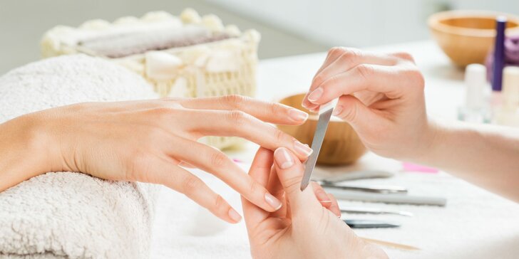 Profesionálna manikúra a gel lak na prírodné nechty s kvalitnými značkami