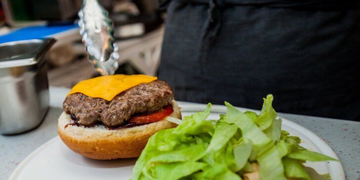 Hovädzí classic burger alebo burger menu s hranolčekmi a Kofolou