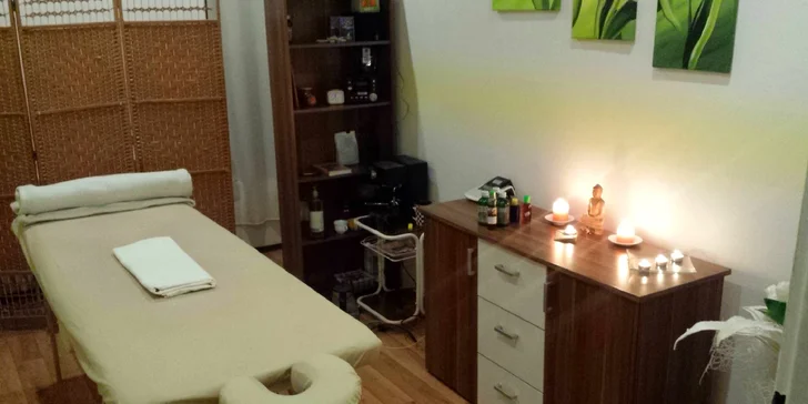 Účinná klasická masáž alebo relaxačná masáž s aróma olejmi