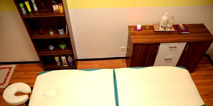 Účinná klasická masáž alebo relaxačná masáž s aróma olejmi
