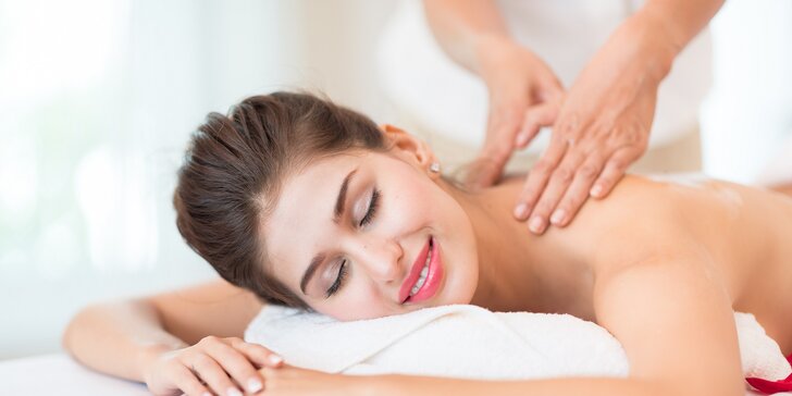 Účinná klasická masáž alebo relaxačná masáž s aróma olejmi