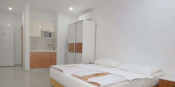7 nocí na ostrove Vir: krásne apartmány pri mori s bazénom aj ihriskom