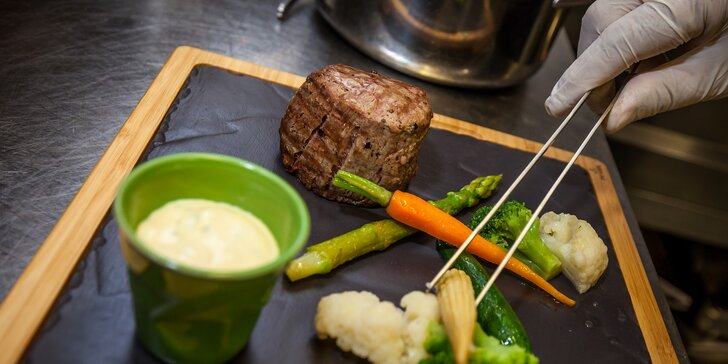 Hovädzí steak s baby zemiakmi a zelenou grilovanou zeleninou
