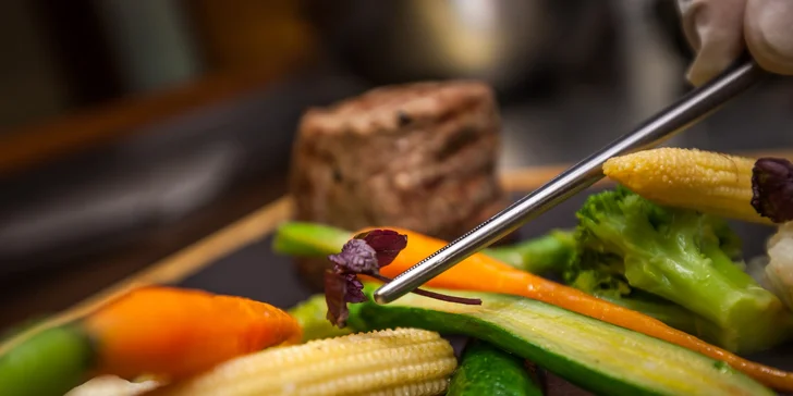 Hovädzí steak s baby zemiakmi a zelenou grilovanou zeleninou