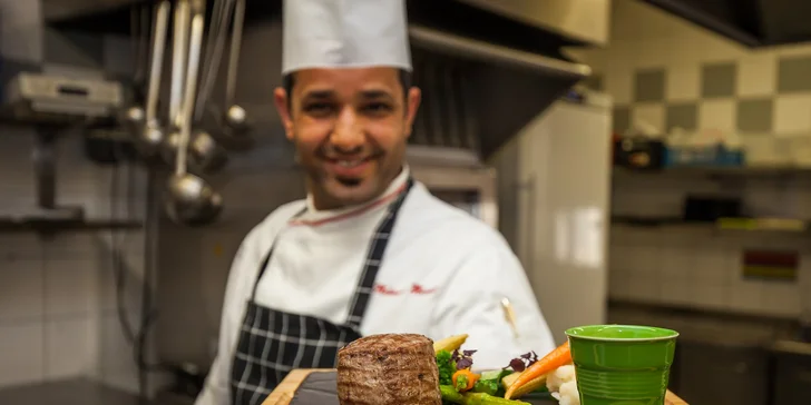 Hovädzí steak s baby zemiakmi a zelenou grilovanou zeleninou
