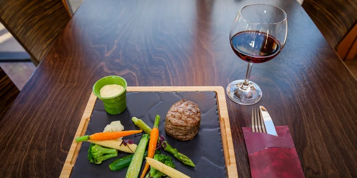 Hovädzí steak s baby zemiakmi a zelenou grilovanou zeleninou