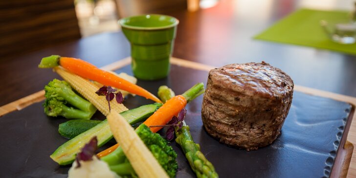 Hovädzí steak s baby zemiakmi a zelenou grilovanou zeleninou