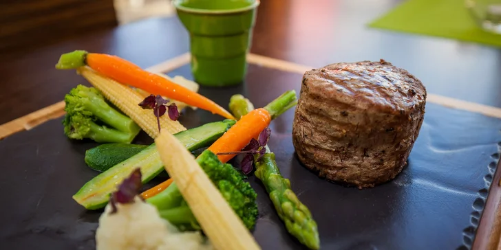 Hovädzí steak s baby zemiakmi a zelenou grilovanou zeleninou