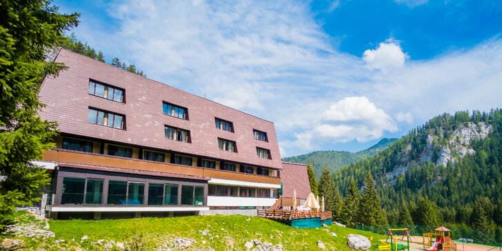 Obľúbený rodinný wellness pobyt v Hoteli Repiská*** v Jasnej na rok 2019 s úžasným výhľadom na dolinu a hrebeň Nízkych Tatier