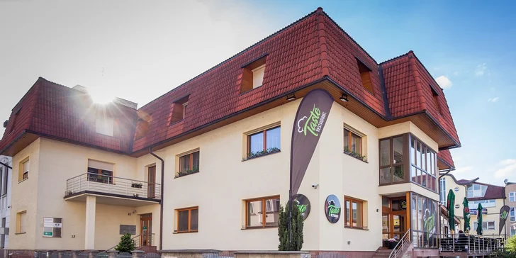 Hovädzí steak s baby zemiakmi a zelenou grilovanou zeleninou