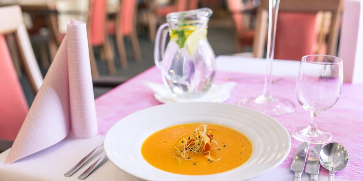 Gurmánske 3-chodové menu: batátový krém, mini kuriatko a tortička