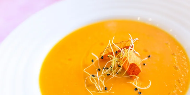 Gurmánske 3-chodové menu: batátový krém, mini kuriatko a tortička