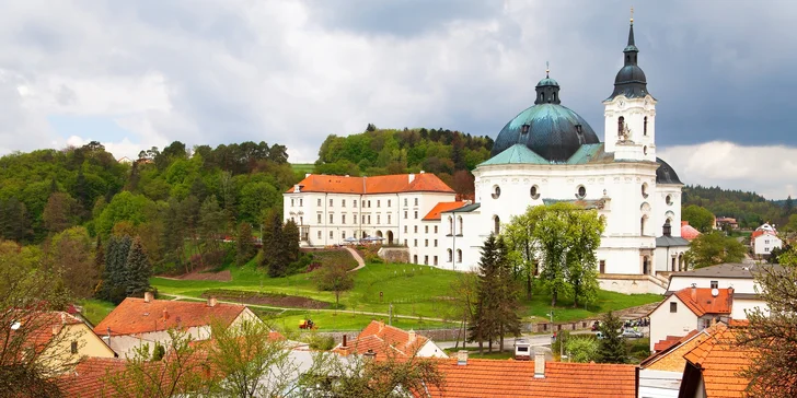 Zámok Křtiny s polpenziou vrátane špecialít z diviny a vstupenkou do jaskyne