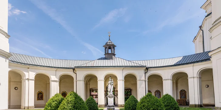 Zámok Křtiny s polpenziou vrátane špecialít z diviny a vstupenkou do jaskyne