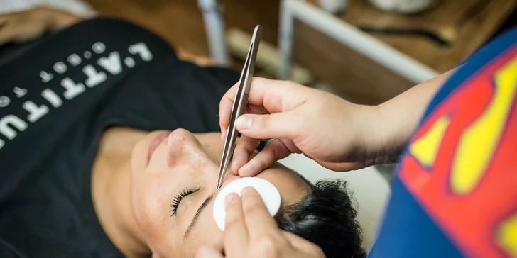 Hĺbkové čistenie pleti alebo enzymatický peeling a ultrasonic prístrojová masáž