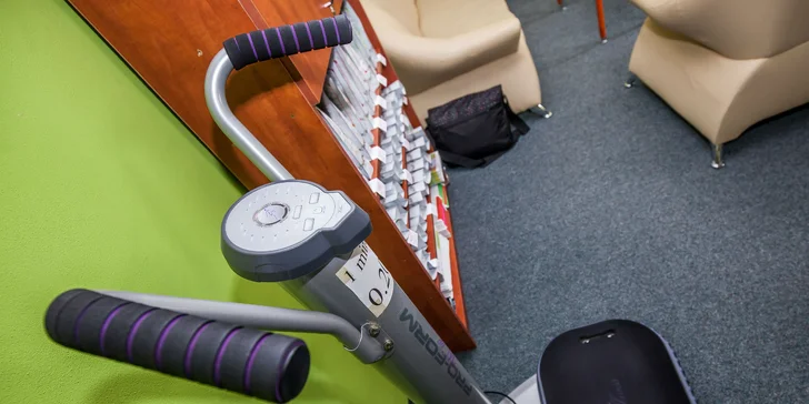 Cvičenie na rekondičných stoloch, rolletic a vibračná plošina