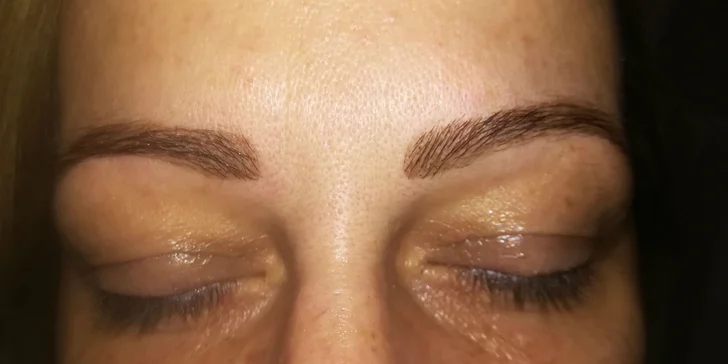 3D čiarkované obočie metódou Microblading
