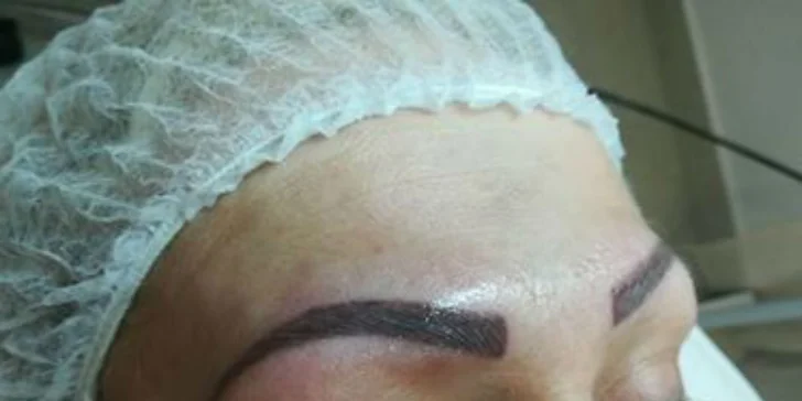 3D čiarkované obočie metódou Microblading