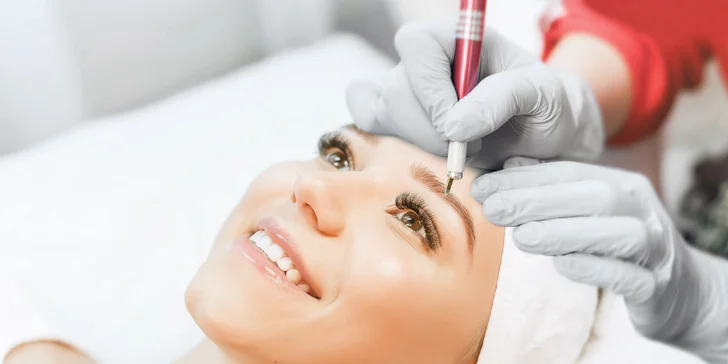 3D čiarkované obočie metódou Microblading
