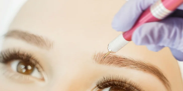 3D čiarkované obočie metódou Microblading