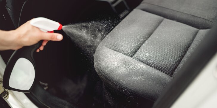 Odstránenie zápachu z interiéru auta špeciálnym prípravkom