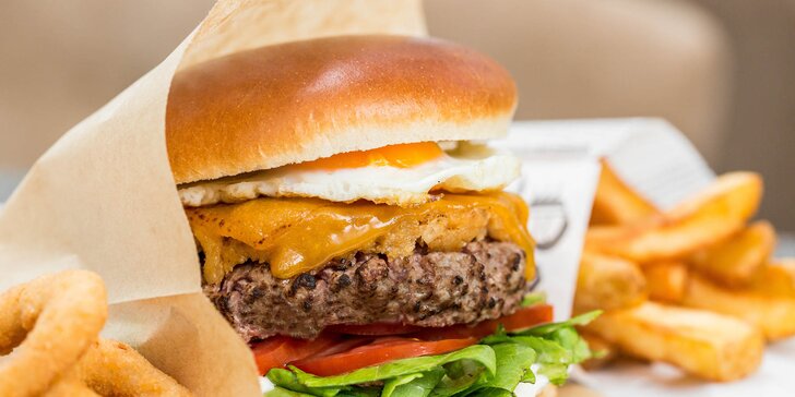 Special burger s belgickými hranolčekmi v Pulitzeri u Zlatého jeleňa