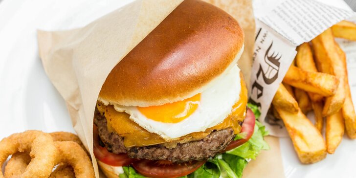 Špeciál 100% hovädzí burger s hranolčekmi v Pulitzeri u Zlatého jeleňa