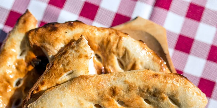 Pizza chlebík alebo grilované krídelká s pivkom