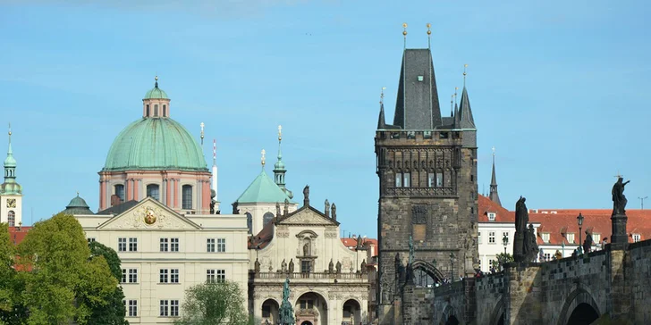 Nočné koncerty pri svite sviečok v nádhernom kostole pri Karlovom moste