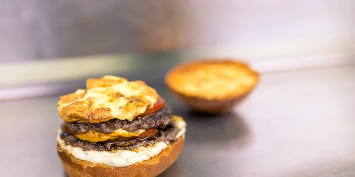 Double burger XXL s hranolčekmi, domácou majonézou a nápojom