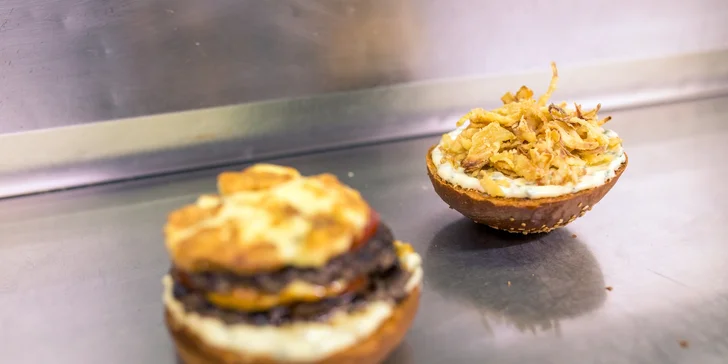 Double burger XXL s hranolčekmi, domácou majonézou a nápojom