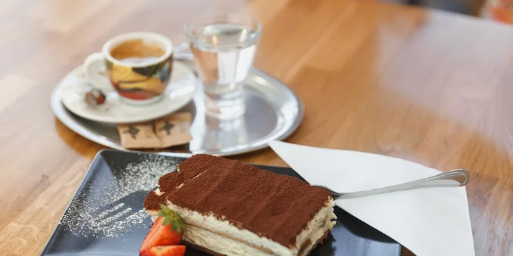 Vlastnoručne vyrábané tiramisu a káva pre náročných